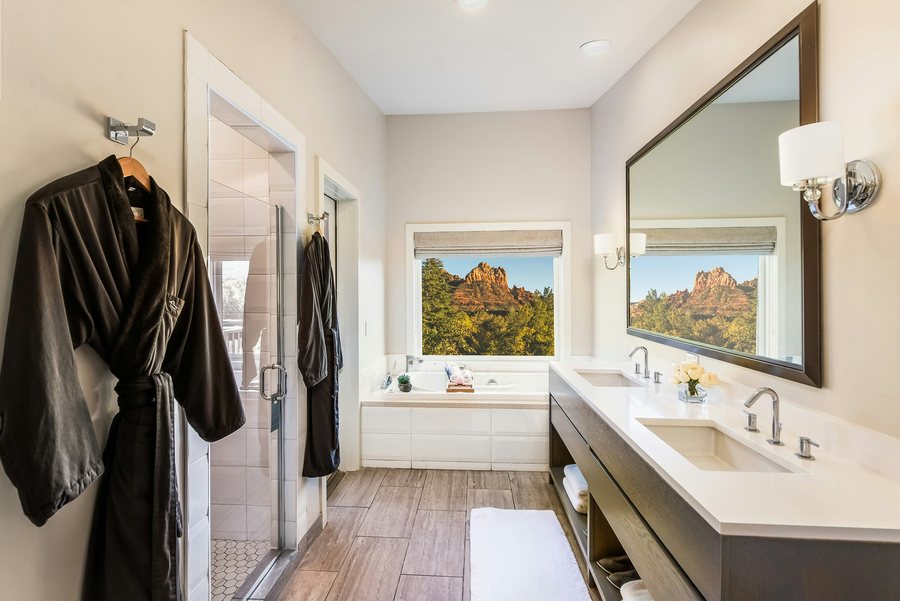 Lantern Light Inn Wedding Gardens — Bathroom