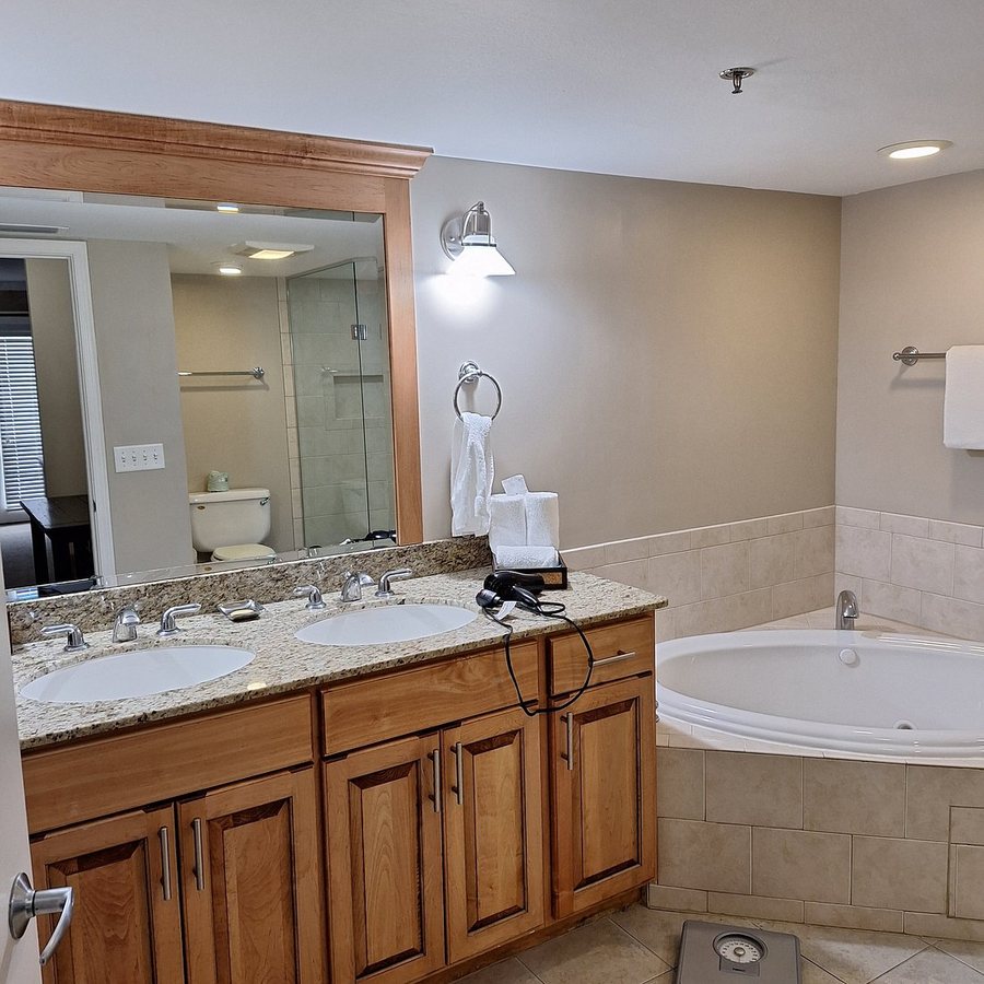 Lantern Lodge 700 Biltmore Avenue — Bathroom