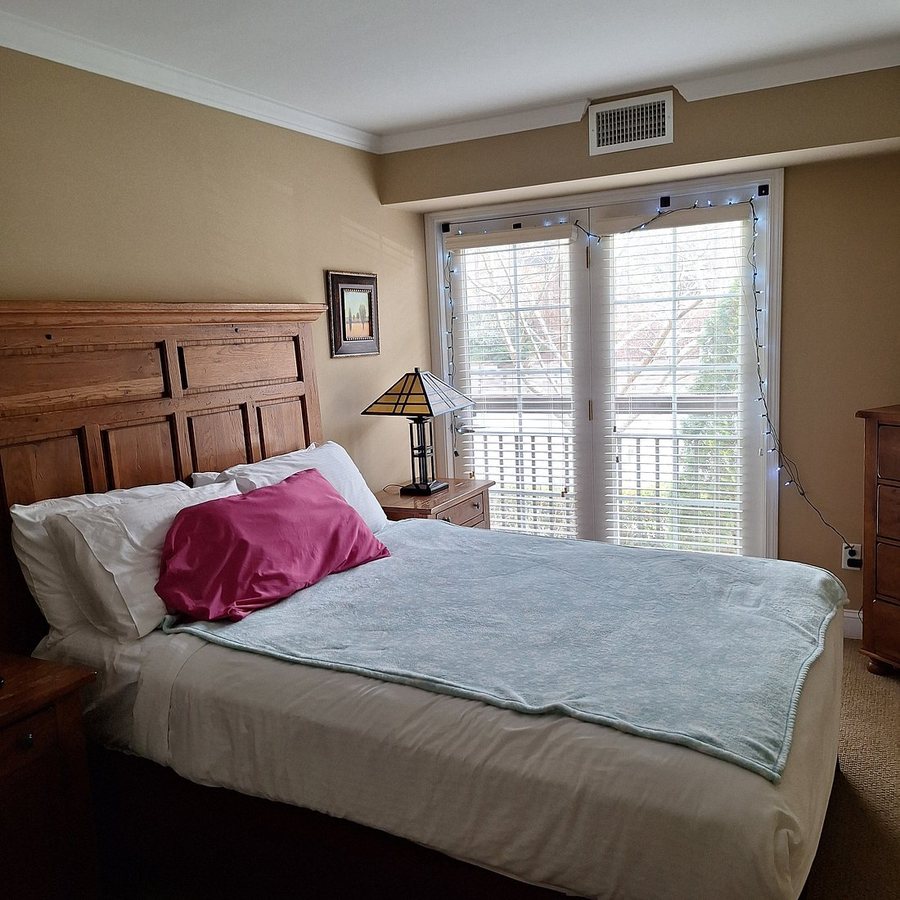 Lantern Lodge 700 Biltmore Avenue — Guest room