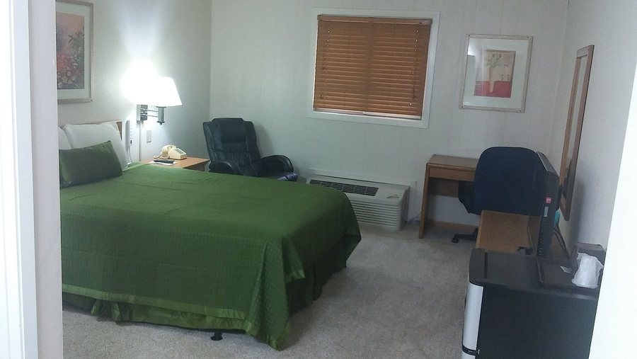 Lantern Motel — Guest room
