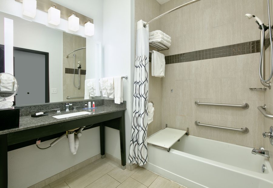 Laquinta Inn Suites Lubbock South — Bathroom