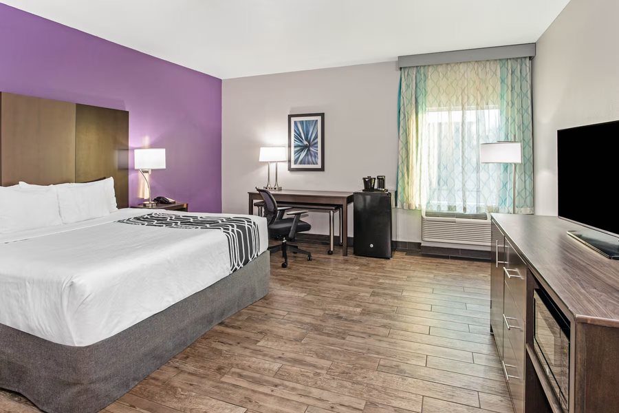 Laquinta Inn Suites Lubbock South — Guest room