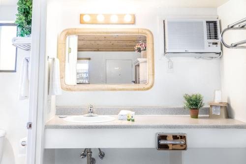 Larian Motel — Bathroom