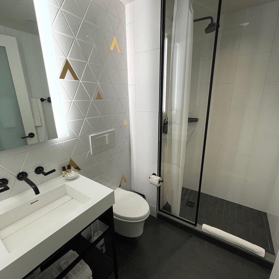 Lark Hotels 907 Main — Bathroom
