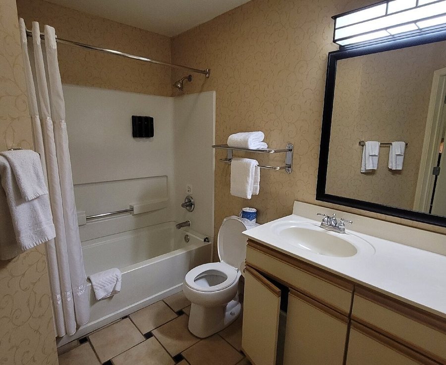 Larkspur Landing Extended Stay Suites Renton — Bathroom