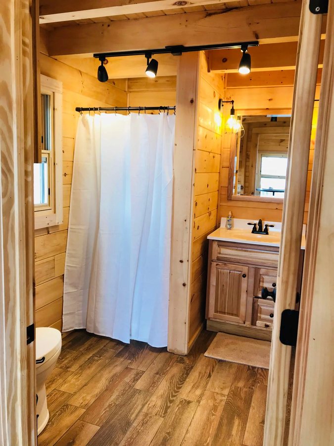 Larsson s Crooked Creek Resort RV Park Creekside Cabins and Lodge — Bathroom