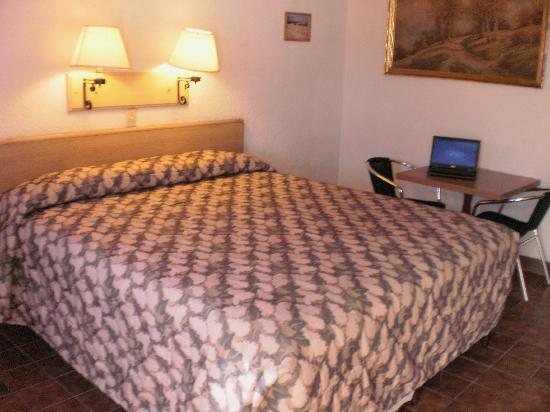 Las Palmas Hotel — Guest room