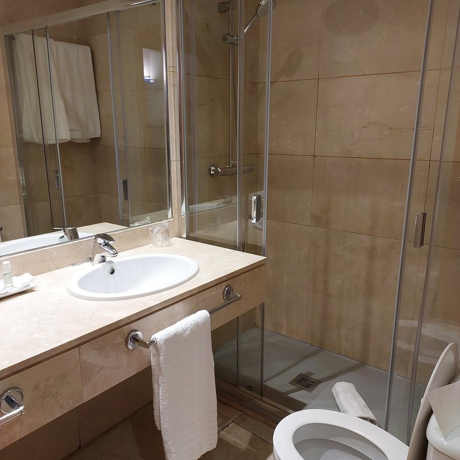 Latroupe Prado — Bathroom