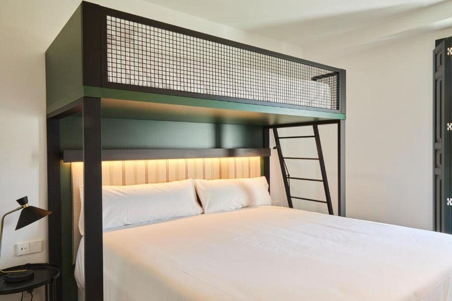 Latroupe Prado — Guest room
