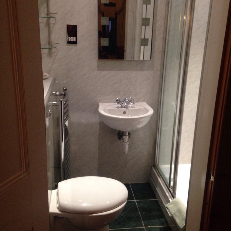 Lauderville Guest House — Bathroom