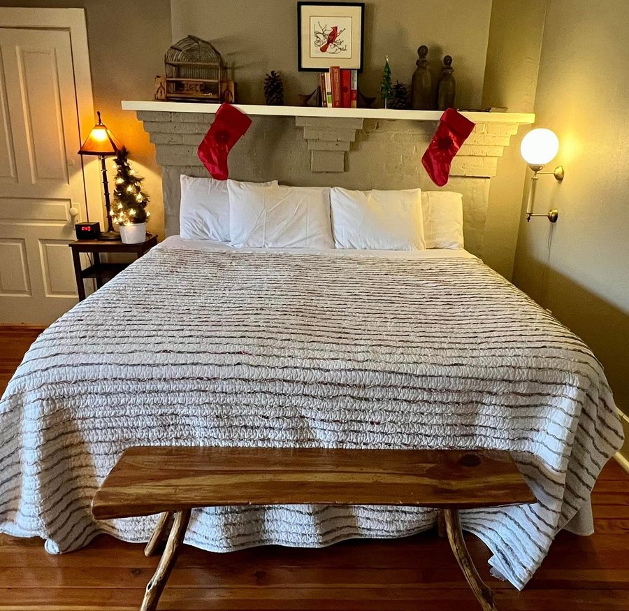Laughing Heart Lodge Hostel — Guest room