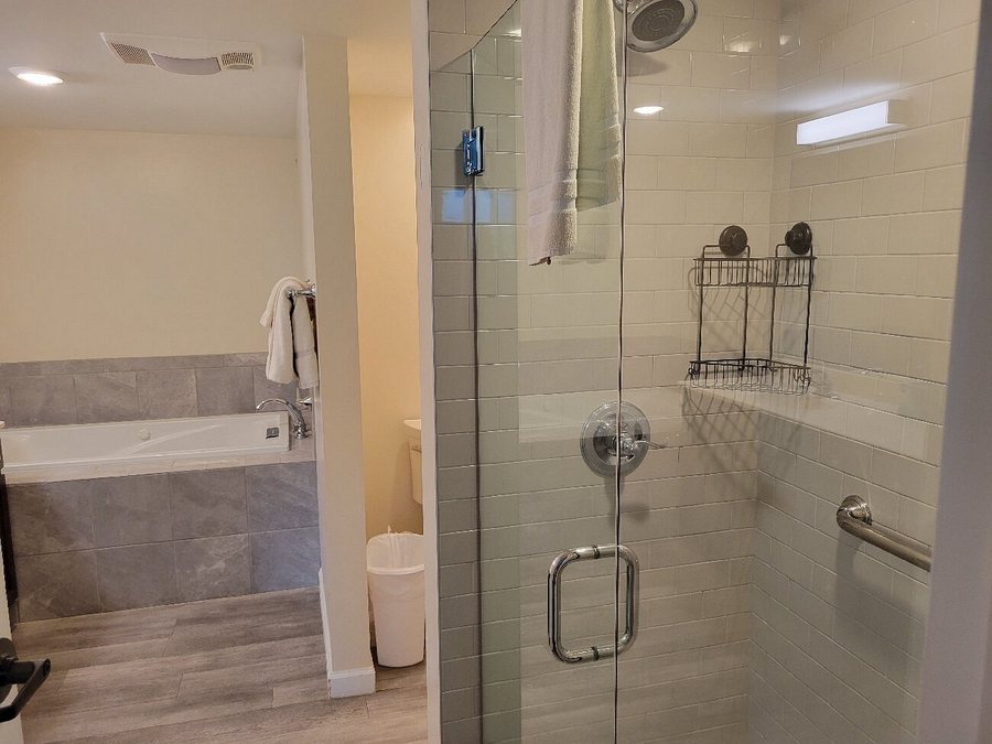 Laurel Inn Condominiums — Bathroom