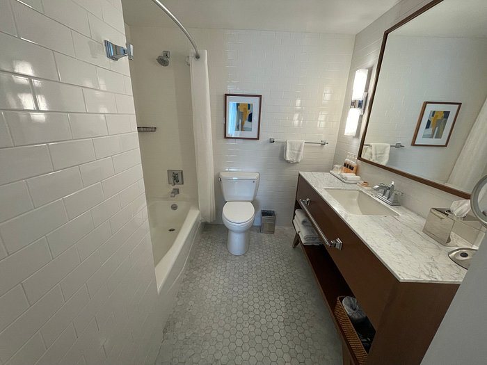 Laurel Inn — Bathroom