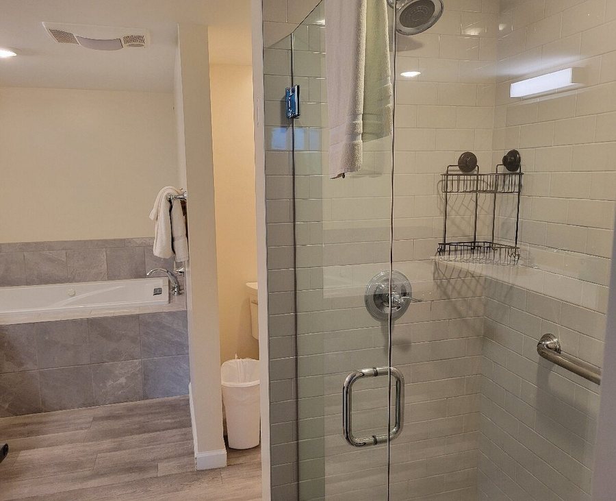 Laurel Point Resort — Bathroom