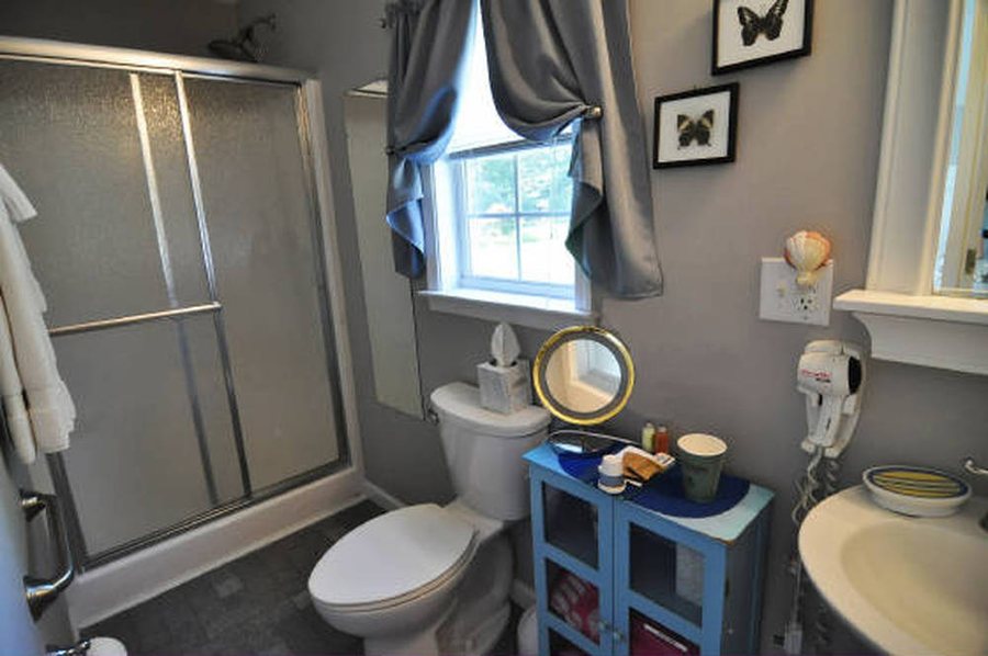 Lazy L At Willow Creek Bed Breakfast — Bathroom