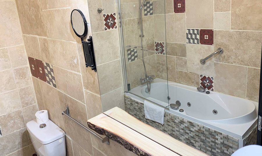 Le Chastellares Hotel — Bathroom