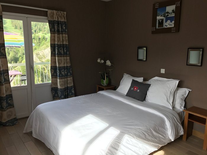 Le Chastellares Hotel — Guest room