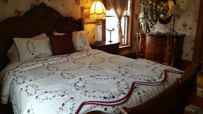 Le Chateau The Manor Bed and Breakfast — Guest room