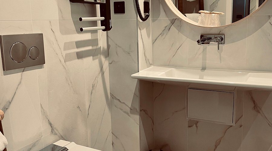 Le Clos Fleuri — Bathroom