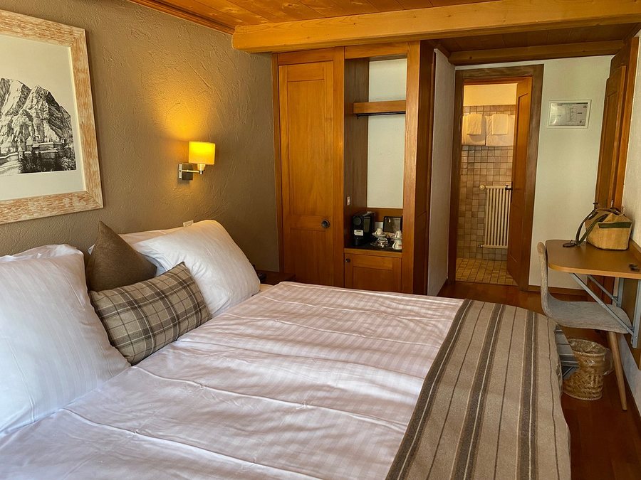 Le Clos St Georges — Guest room