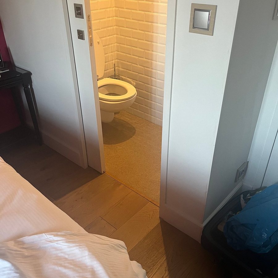 Le Clos — Bathroom