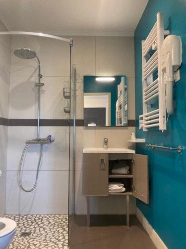 Le Manoir de Sanilhac — Bathroom