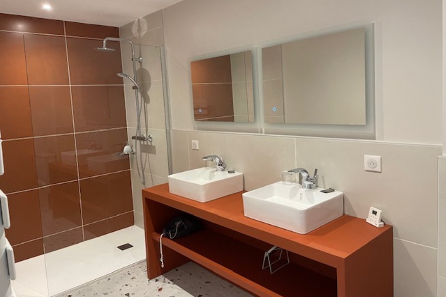 Le Manoir des Cedres — Bathroom