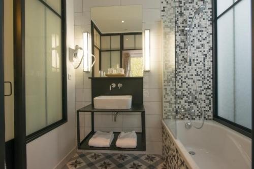 Le Manoir du Lys — Bathroom