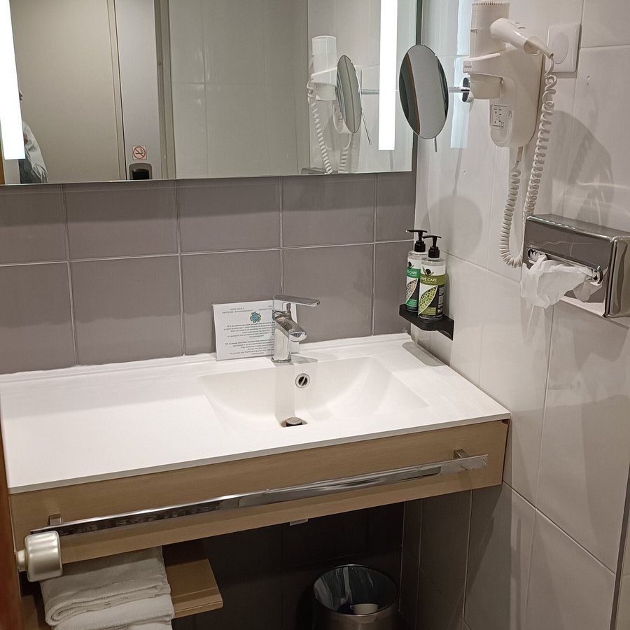 Le Marceau Bastille Hotel — Bathroom