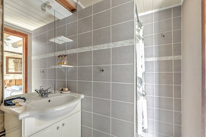 Le Mas des Papillons — Bathroom