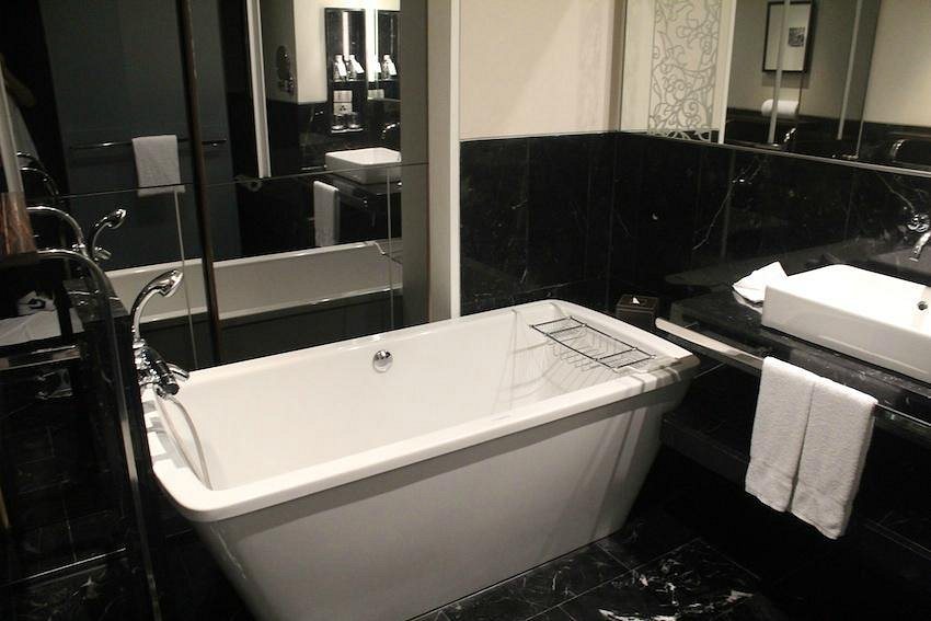 Le Meridien Bangkok — Bathroom