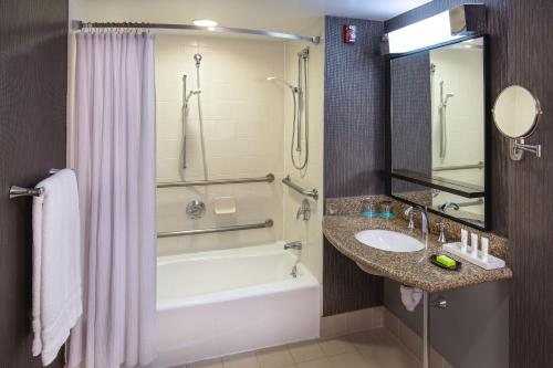 Le Meridien Boston Cambridge — Bathroom