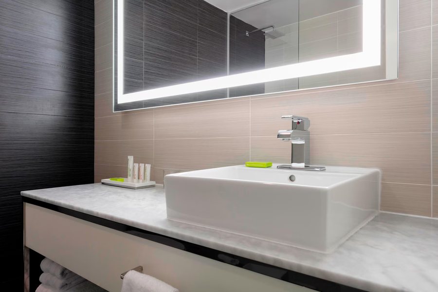 Le Meridien Charlotte — Bathroom