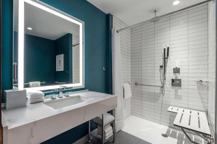 Le Meridien Denver Downtown — Bathroom