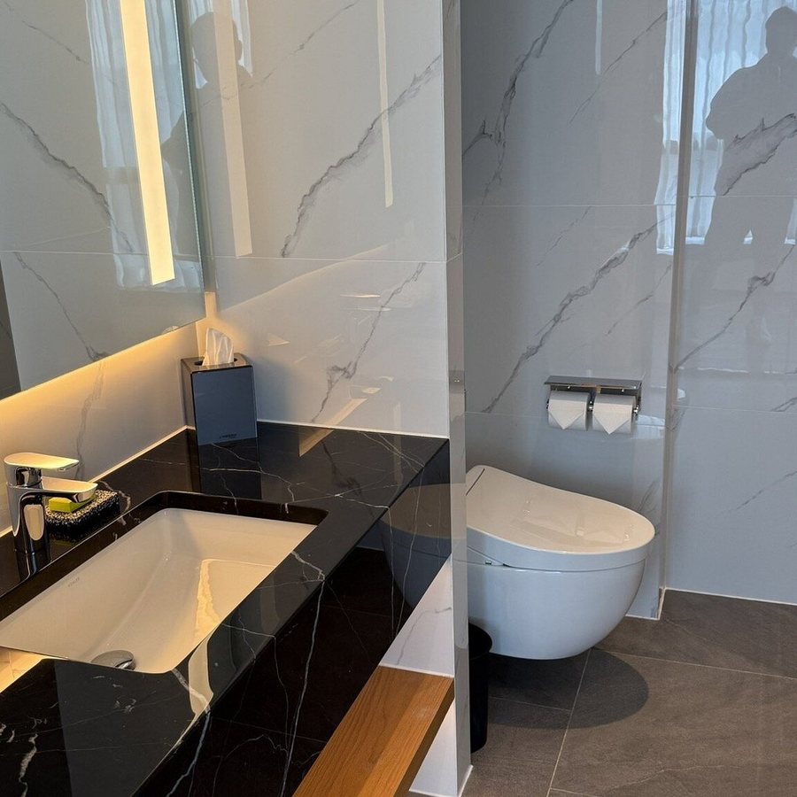 Le Meridien Hong Kong Cyberport — Bathroom