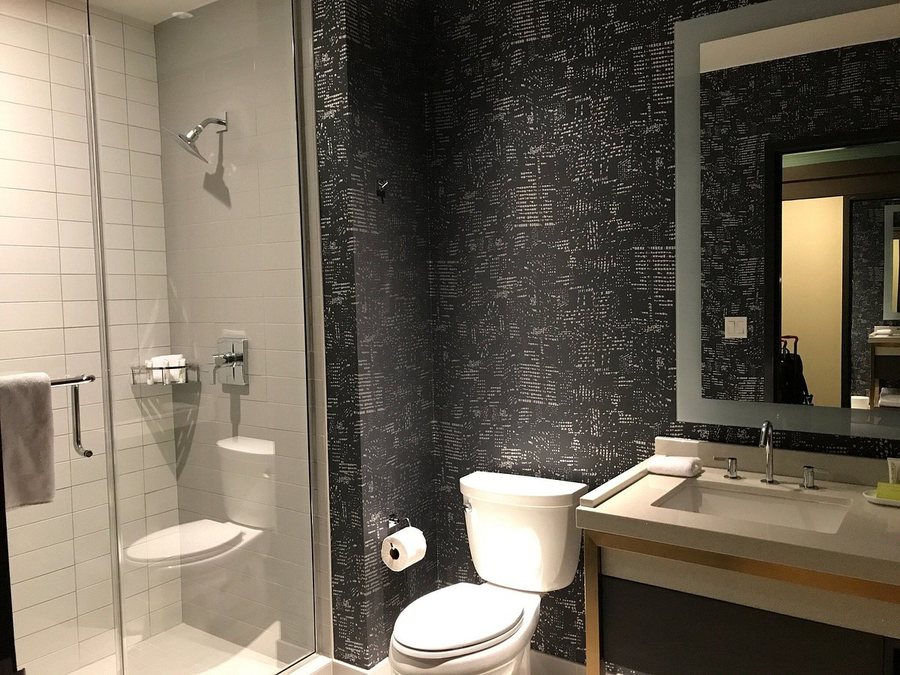 Le Meridien Houston Downtown — Bathroom