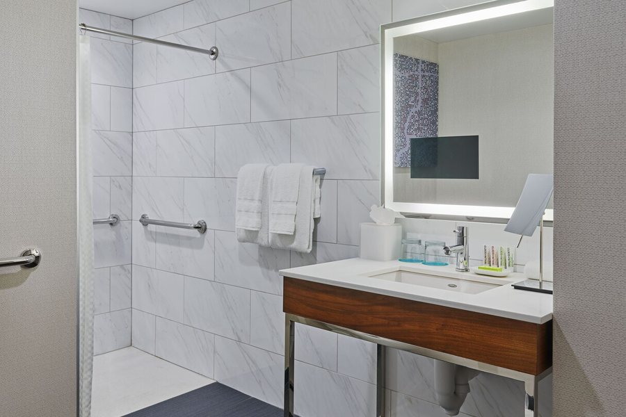 Le Meridien Indianapolis — Bathroom
