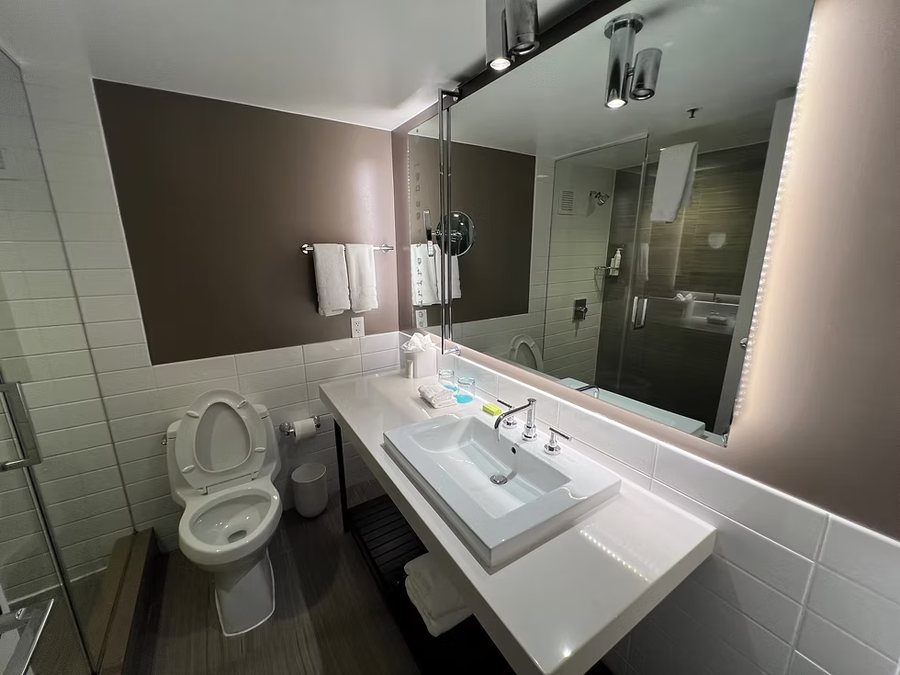 Le Meridien New Orleans — Bathroom