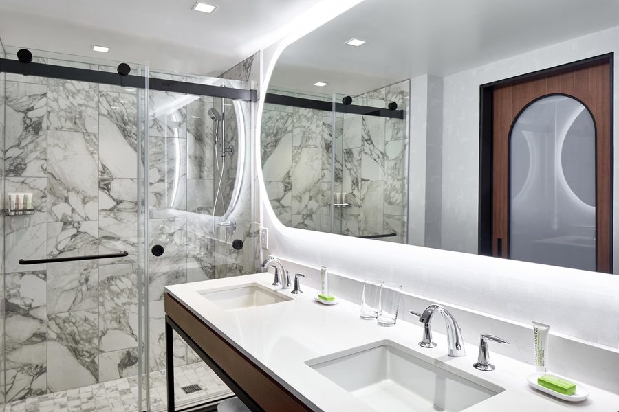 Le Meridien St Louis Downtown — Bathroom