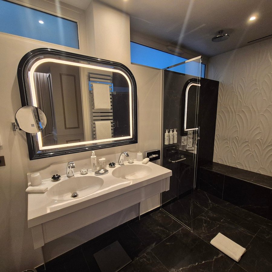 Le Narcisse Blanc Hotel Spa — Bathroom