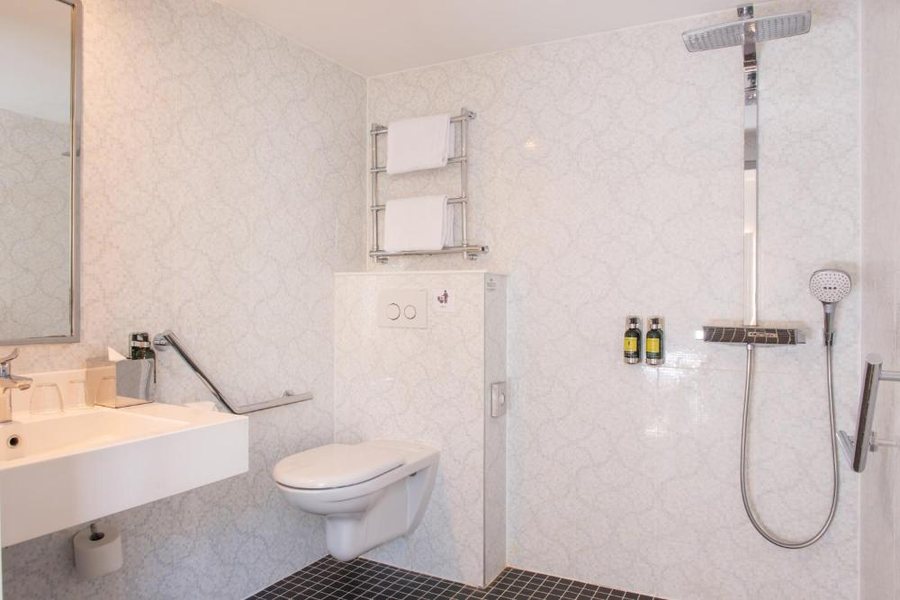 Le Parisis — Bathroom