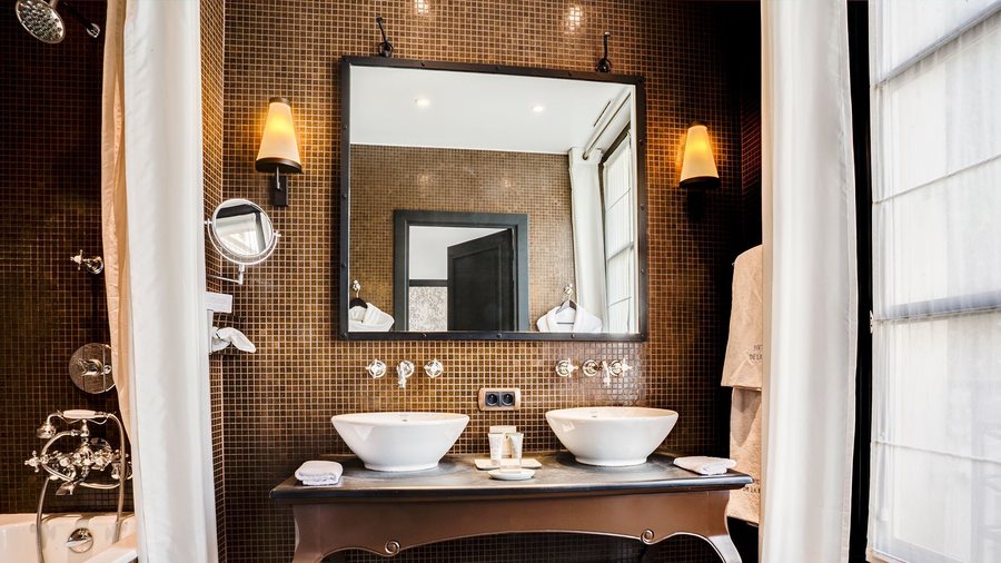 Le Pavillon De La Reine — Bathroom