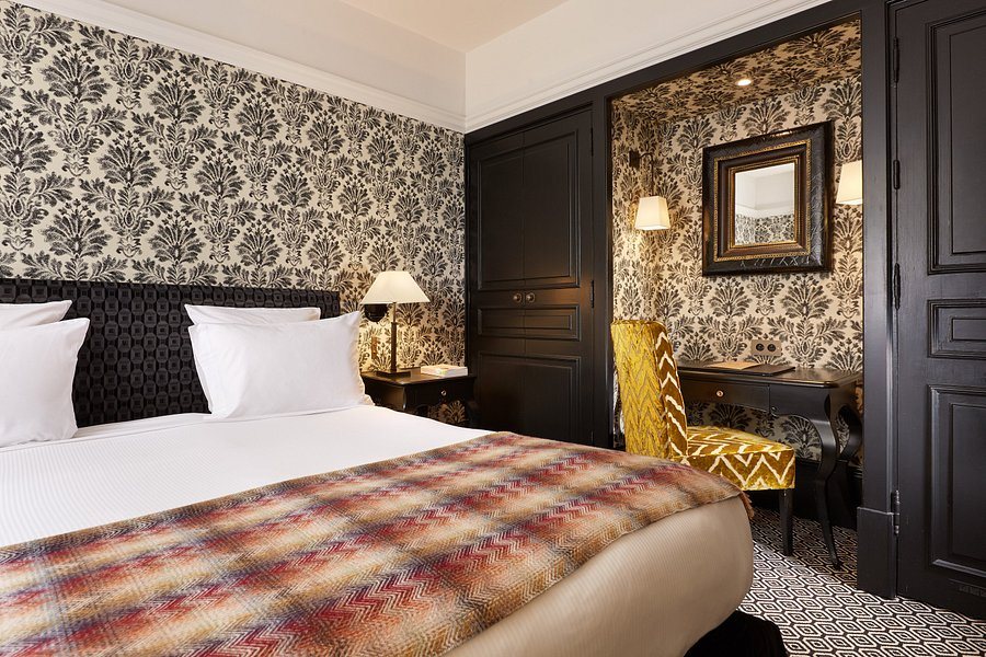 Le Pavillon De La Reine — Guest room