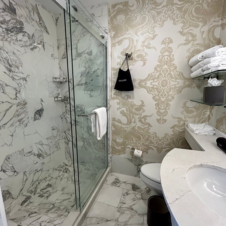 Le Pavillon New Orleans A Tribute Portfolio Hotel — Bathroom