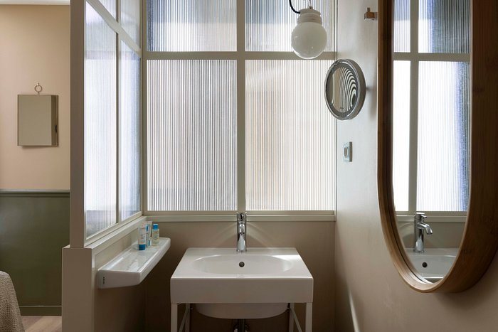 Le Petit Beaumarchais Hotel Spa — Bathroom
