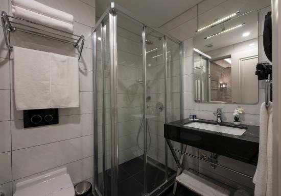 Le Petit Palace Hotel Istanbul — Bathroom