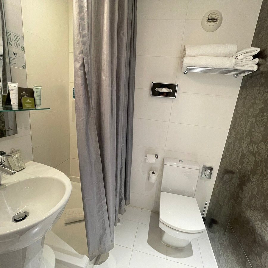 Le Quartier Bercy Square Hotel — Bathroom