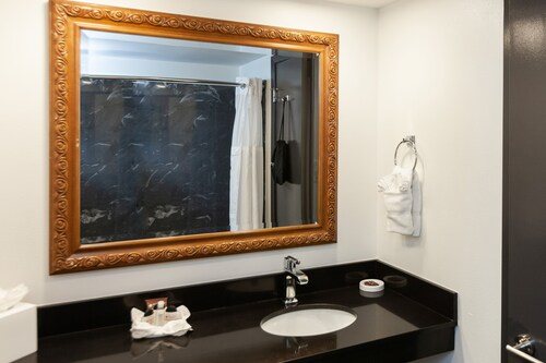 Le Richelieu Hotel by J Collection Hotels — Bathroom