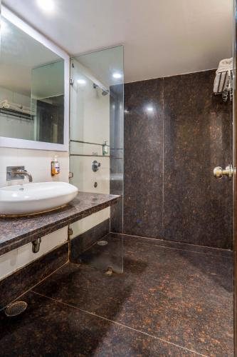 Le Roi Delhi Hotel Paharganj — Bathroom