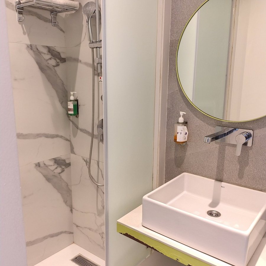 Le ROI Express Paharganj — Bathroom